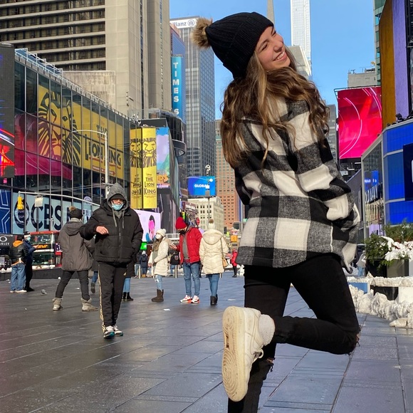 Meet your Posher, Nina - Picture 2 of 4